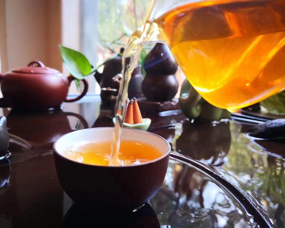 东方美人茶冲泡出来的茶汤呈橙红或金黄之色,明丽润泽,滋味鲜爽甘甜.